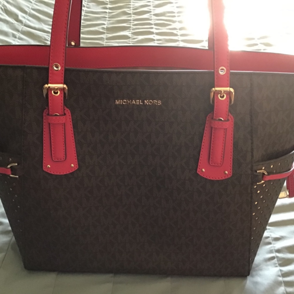 Gorgeous Mk tote and traveler - Picture 12 of 16